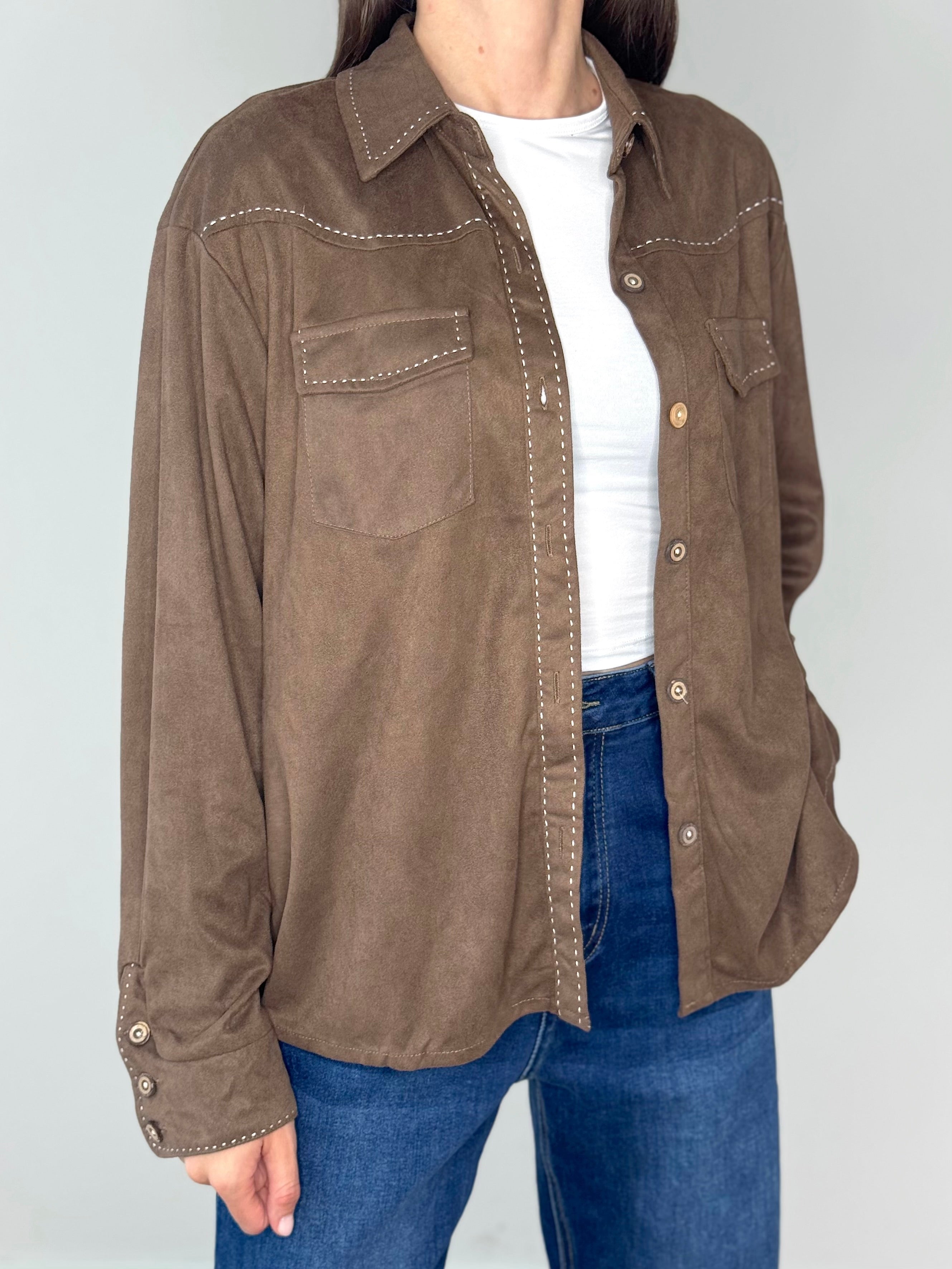 CAMICIA SUEDE MARRONE CON CUCITURE A CONTRASTO