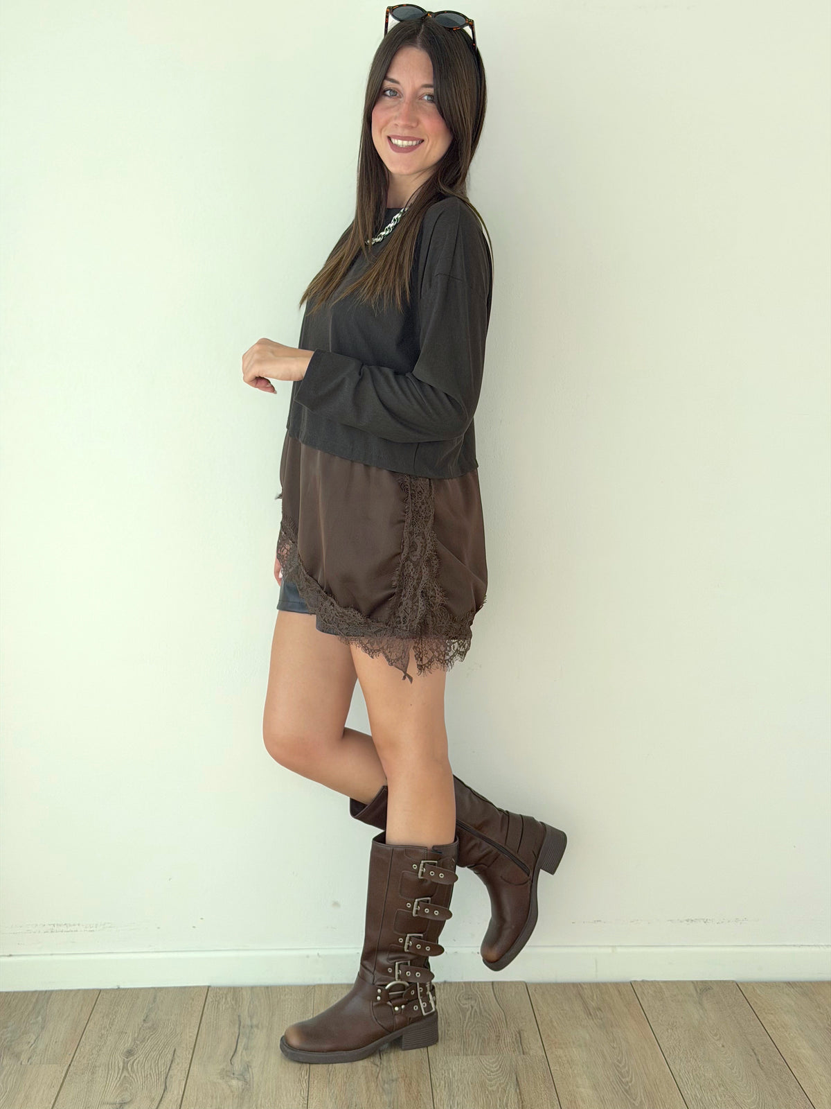 LONGSLEEVE ASSIMETRICA CON DETTAGLI IN RASO & PIZZO