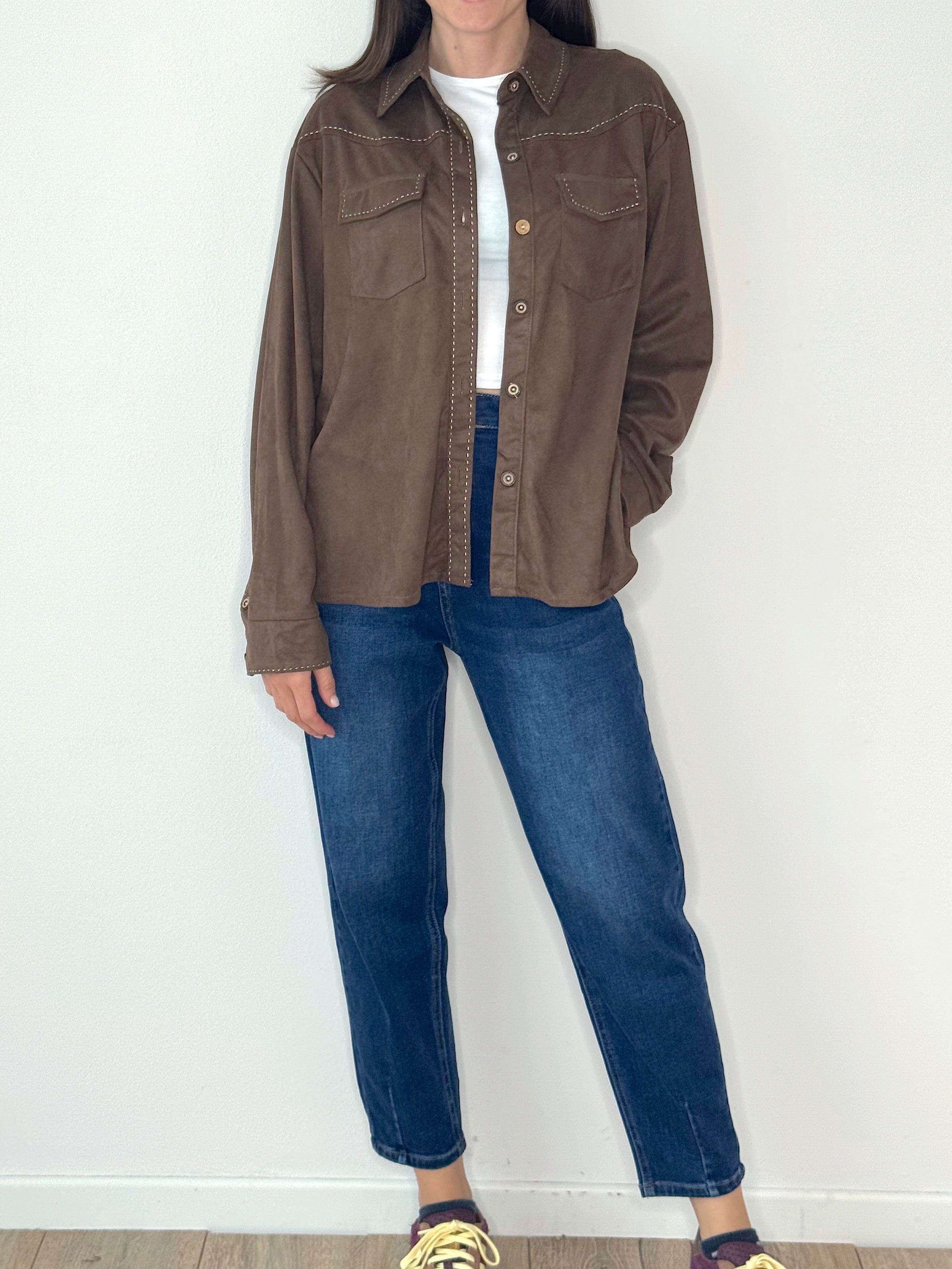 CAMICIA SUEDE MARRONE CON CUCITURE A CONTRASTO
