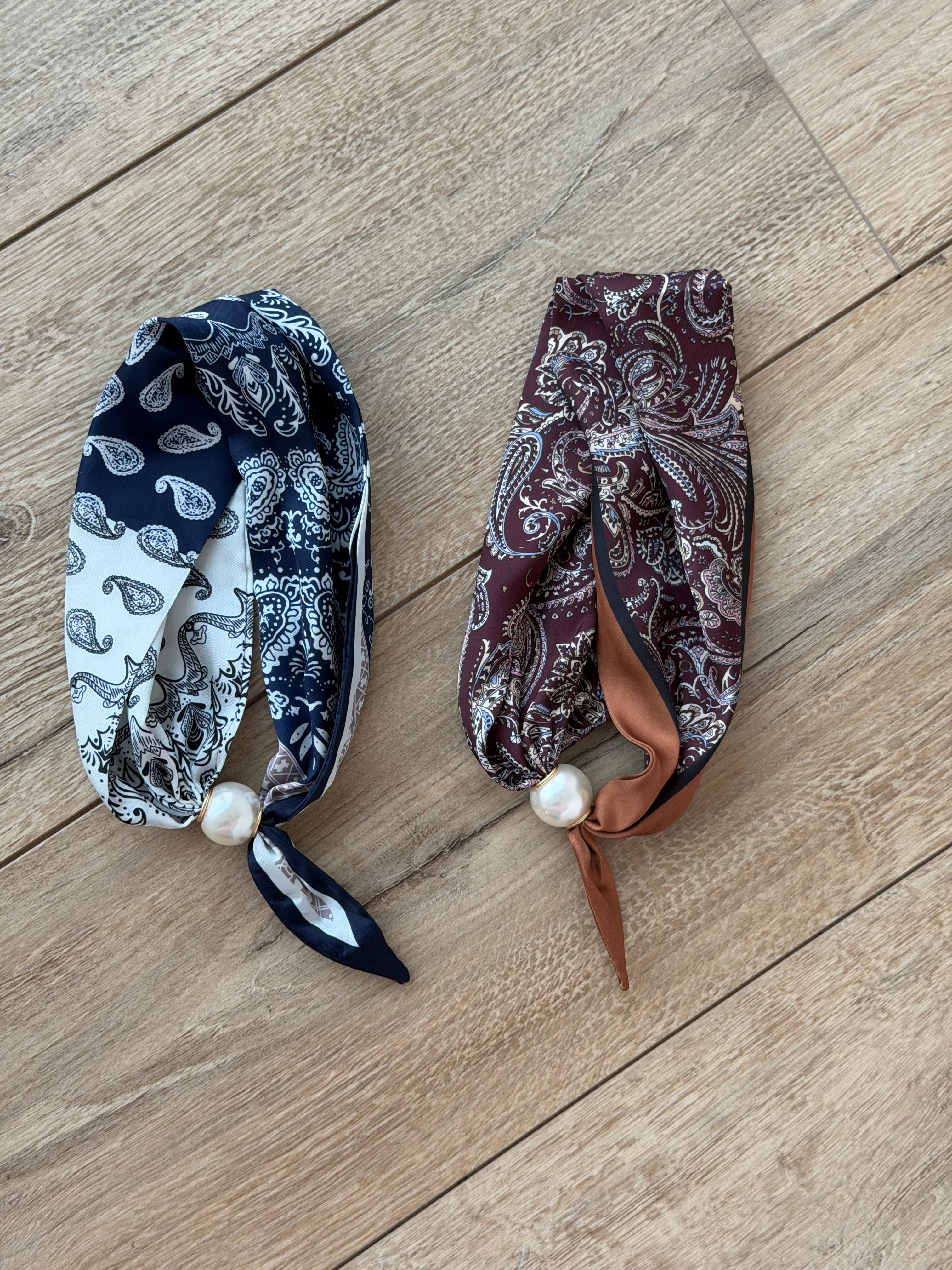 FOULARD CON PERLA A CALAMITA