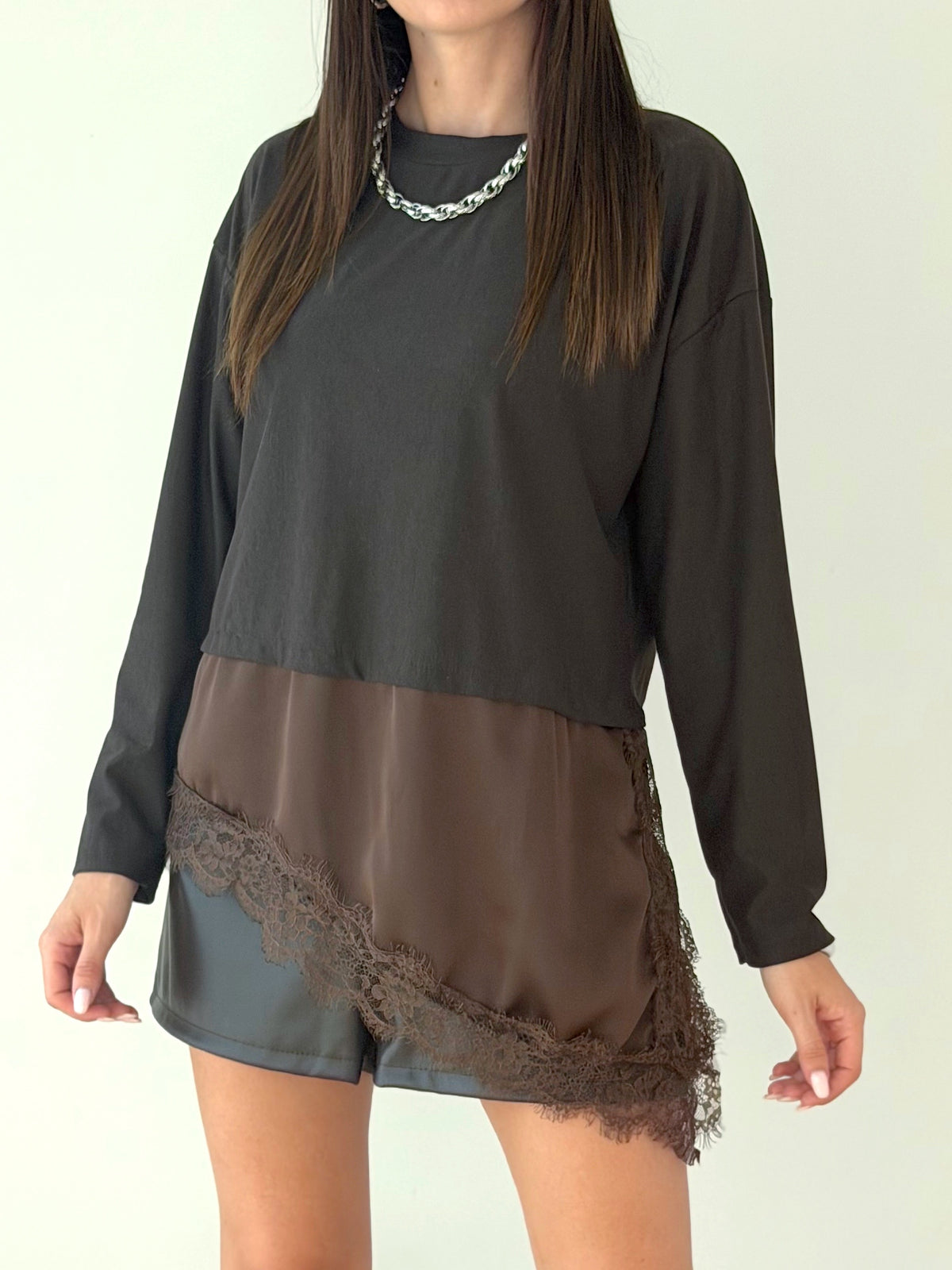 LONGSLEEVE ASSIMETRICA CON DETTAGLI IN RASO & PIZZO