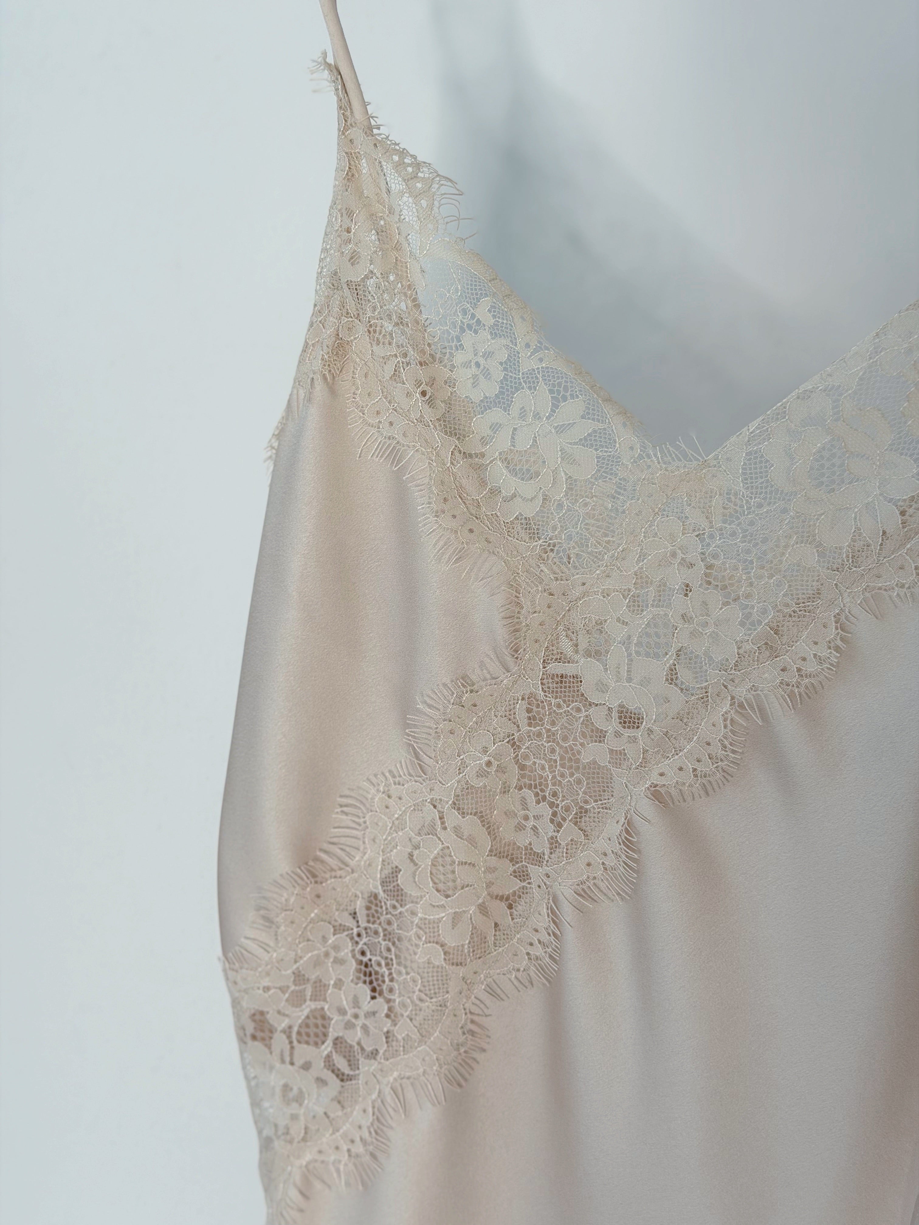 CANOTTIERA ASSIMETRICA CON PIZZO