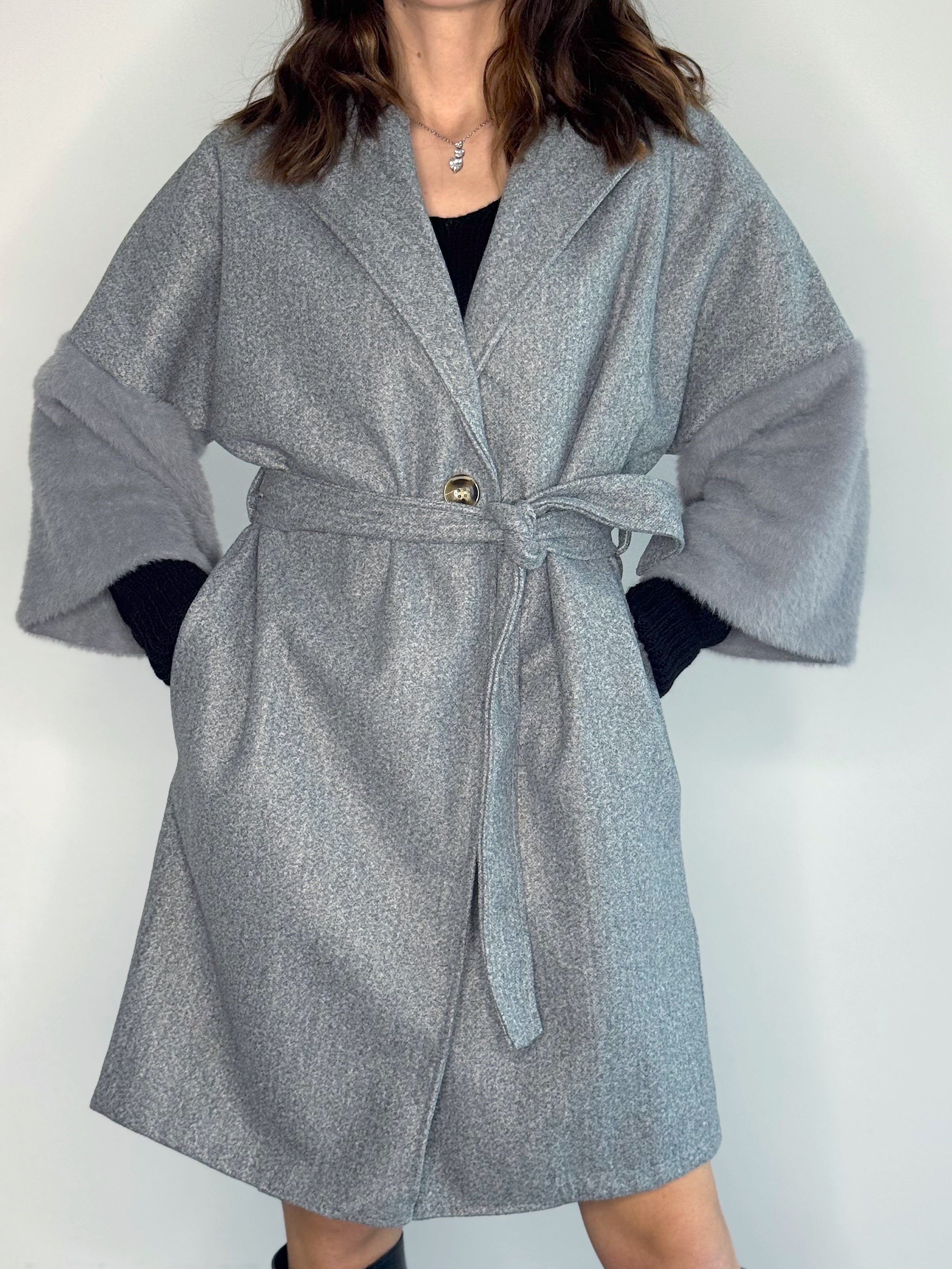 CAPPOTTINO CON MANICHE IN ECOPELLICCIA