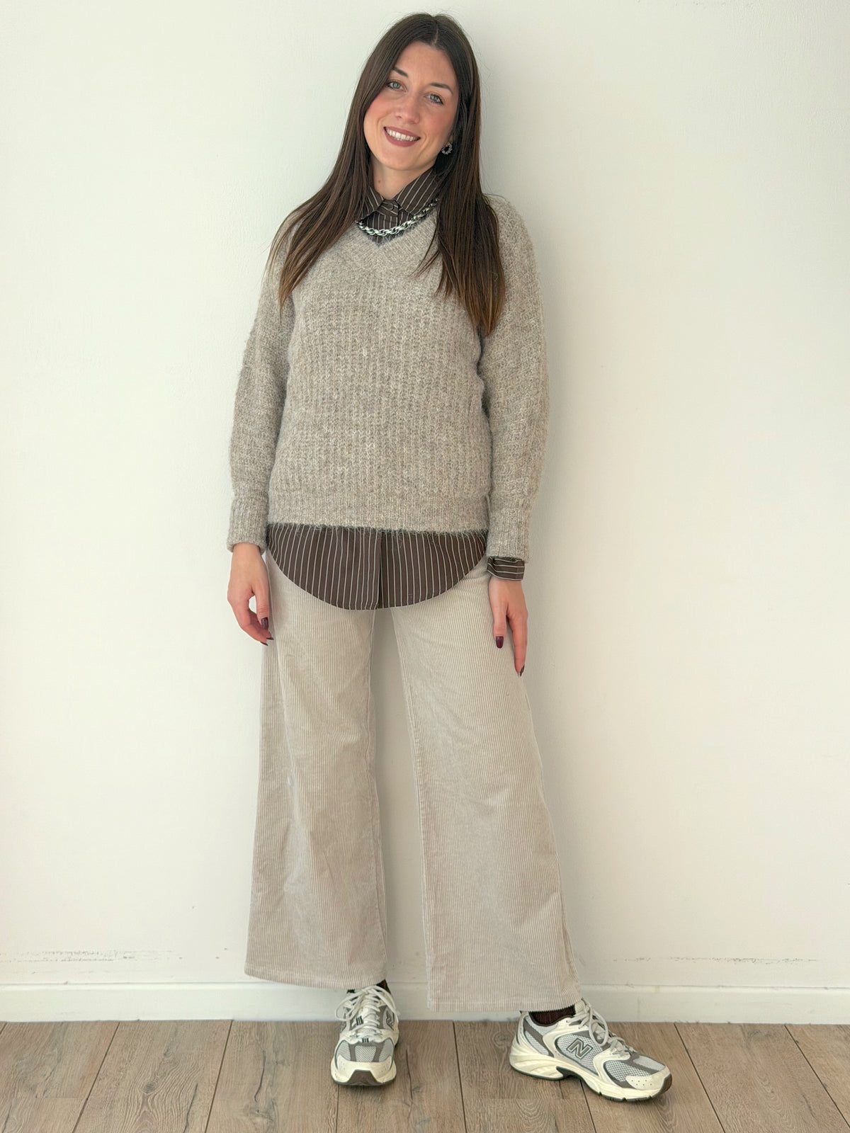 MAGLIONE CON SCOLLO A V ( 8% LANA )