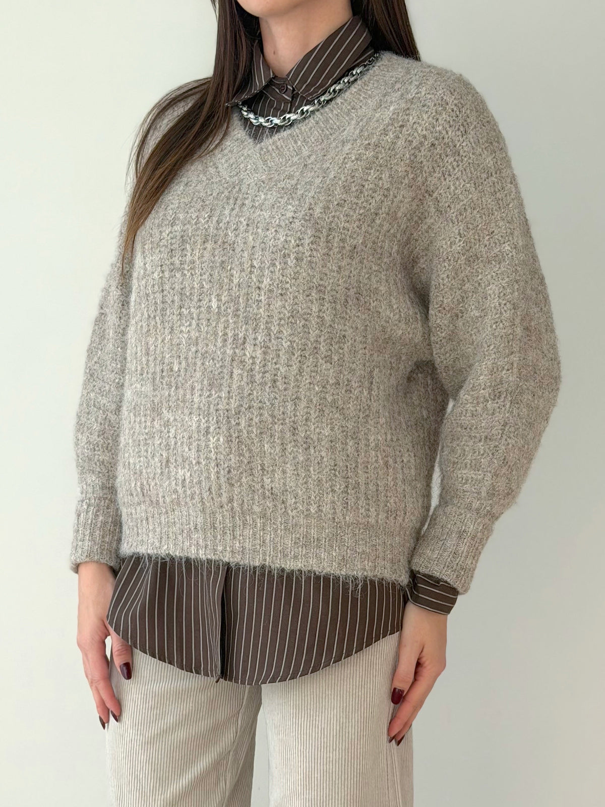 MAGLIONE CON SCOLLO A V ( 8% LANA )