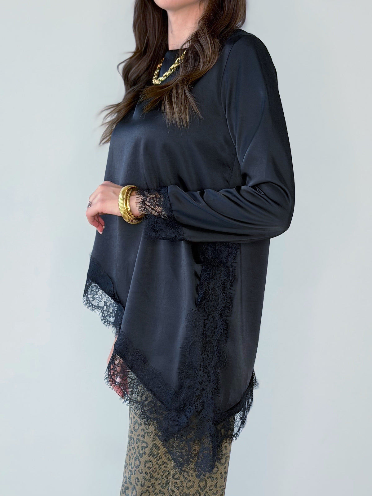 LONGSLEEVE ASSIMETRICA IN RASO CON PIZZO