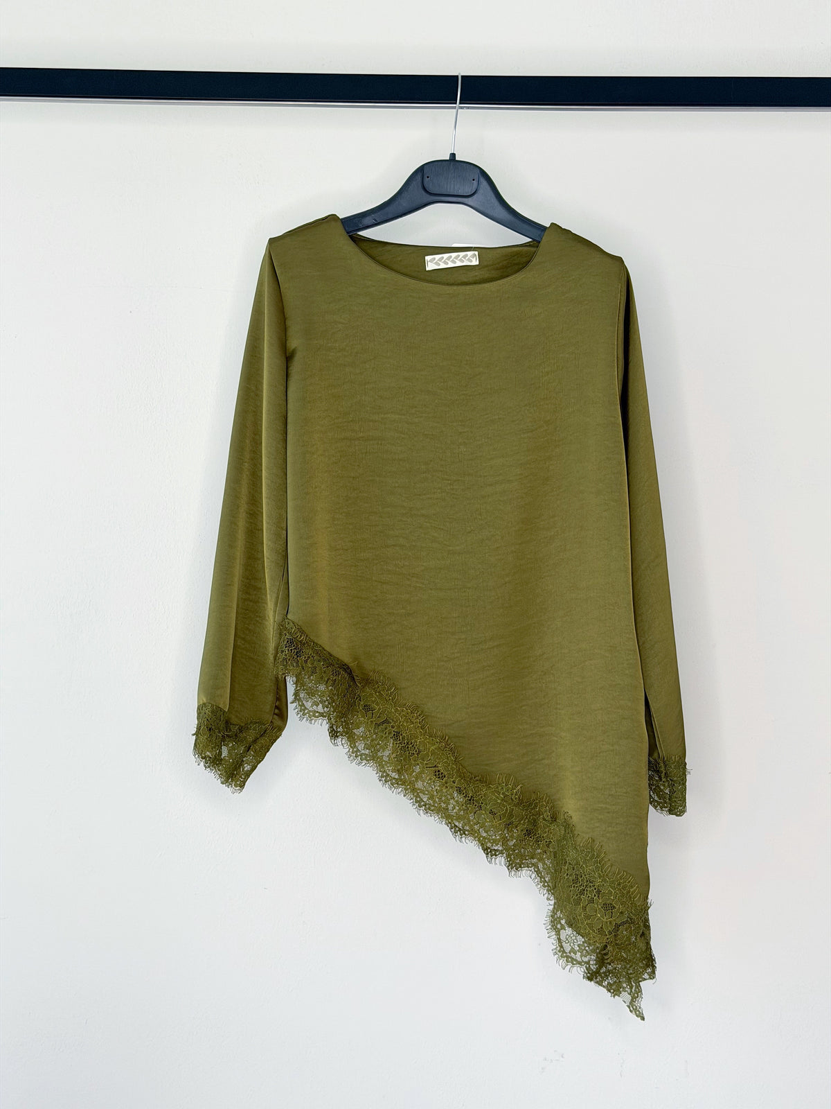 LONGSLEEVE ASSIMETRICA IN RASO CON PIZZO