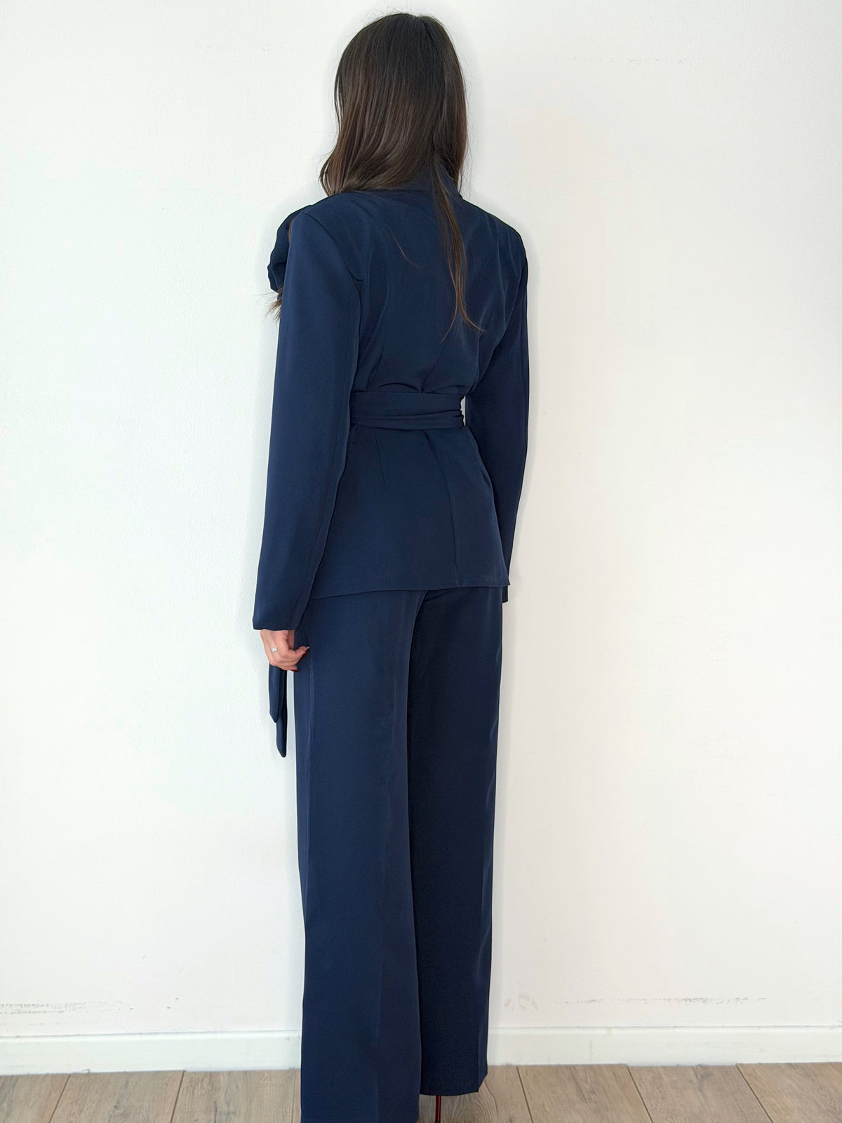 TAILLEUR BLU CON ROSA REMOVIBILE E CINTURA IN VITA