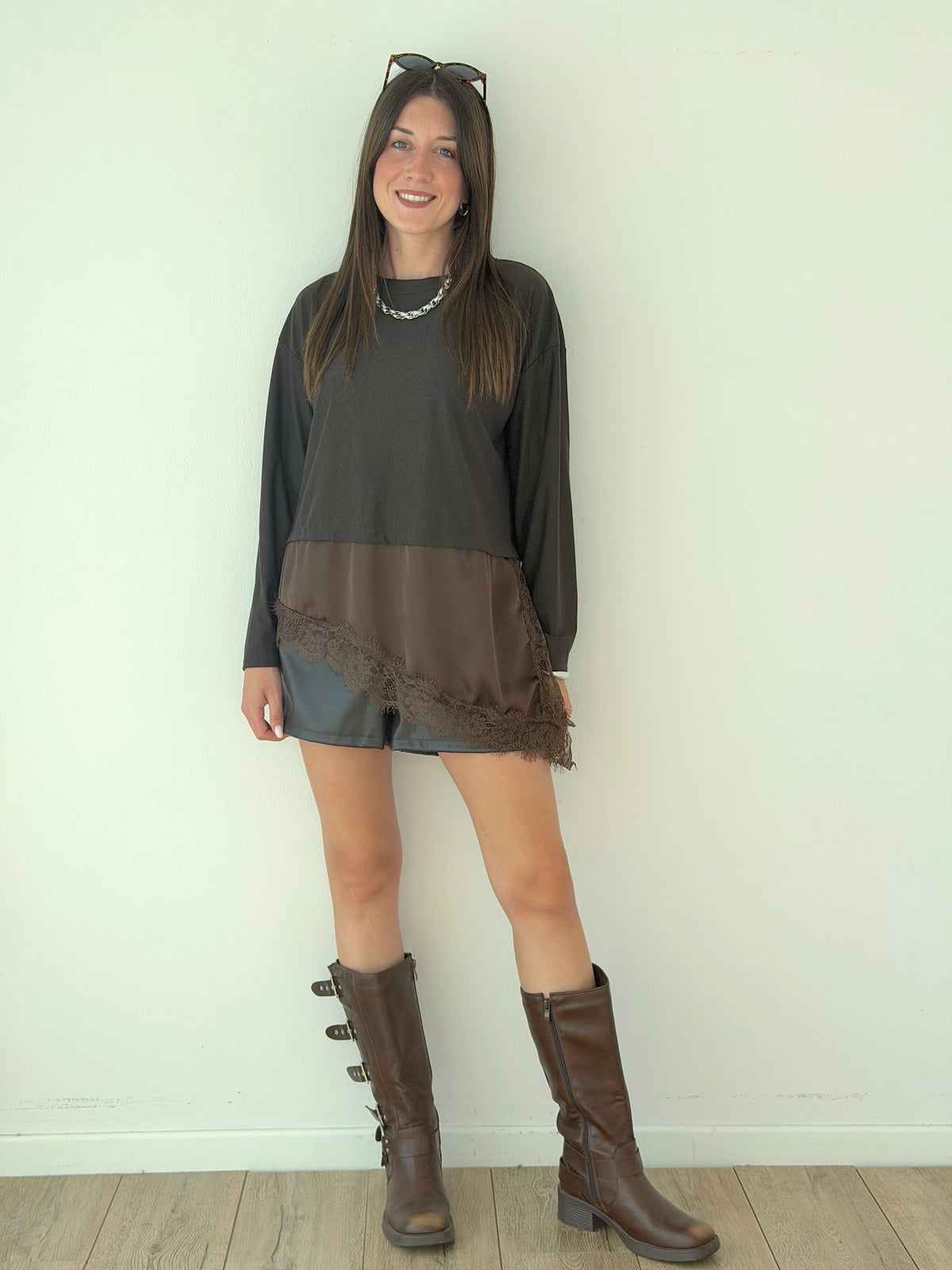 LONGSLEEVE ASSIMETRICA CON DETTAGLI IN RASO & PIZZO