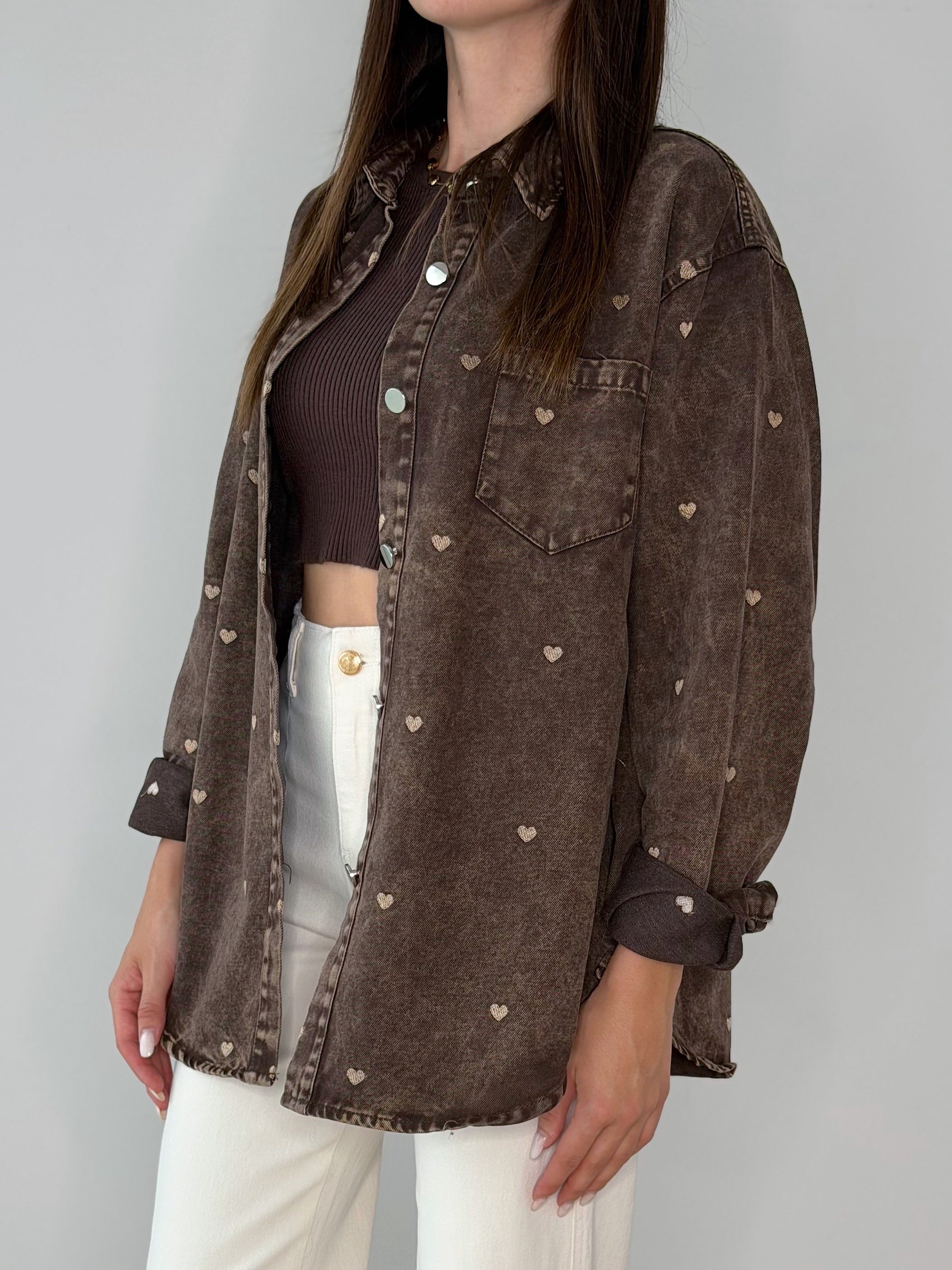 CAMICIONE IN DENIM MARRONE CON CUORI RICAMATI