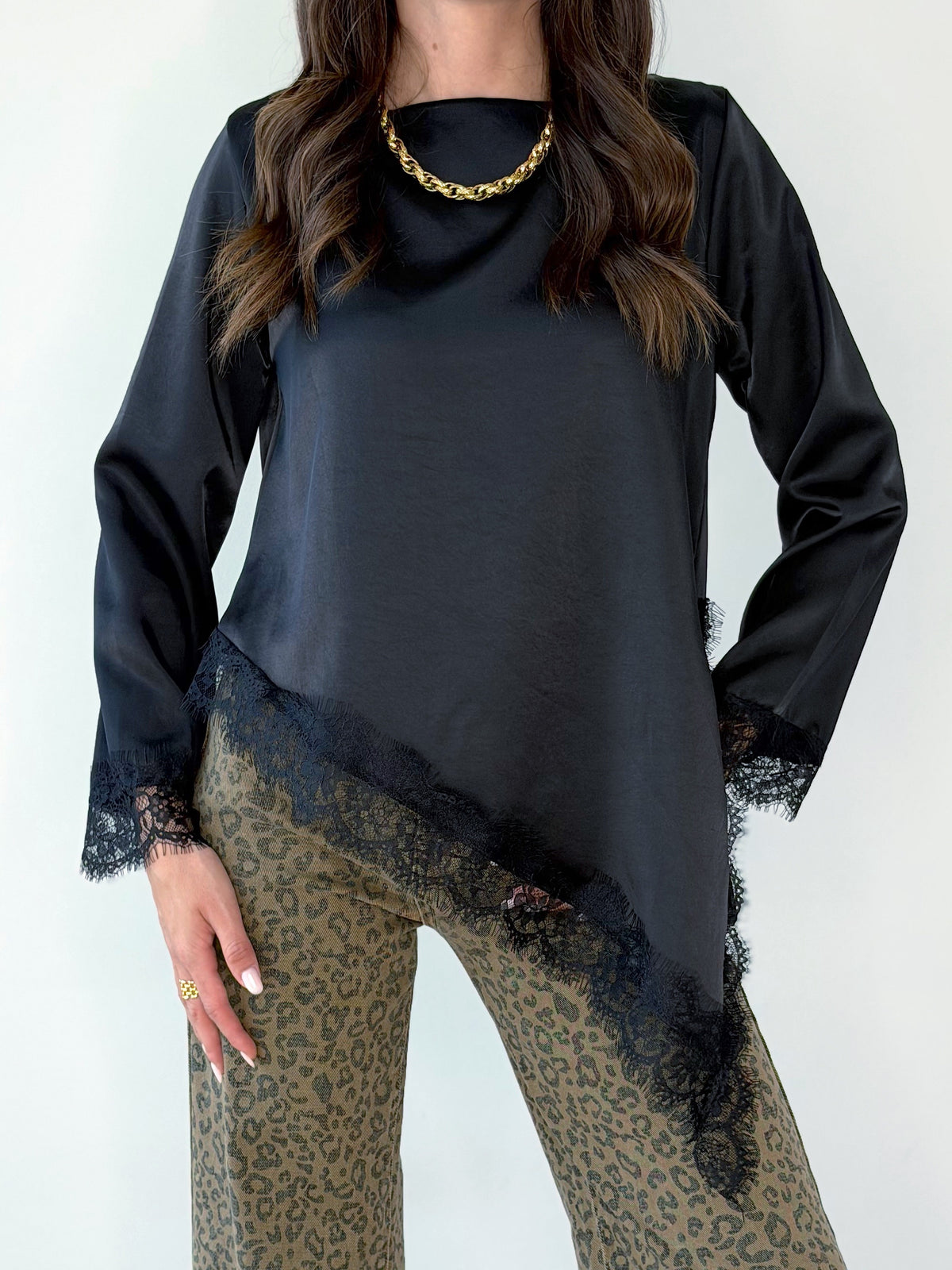 LONGSLEEVE ASSIMETRICA IN RASO CON PIZZO