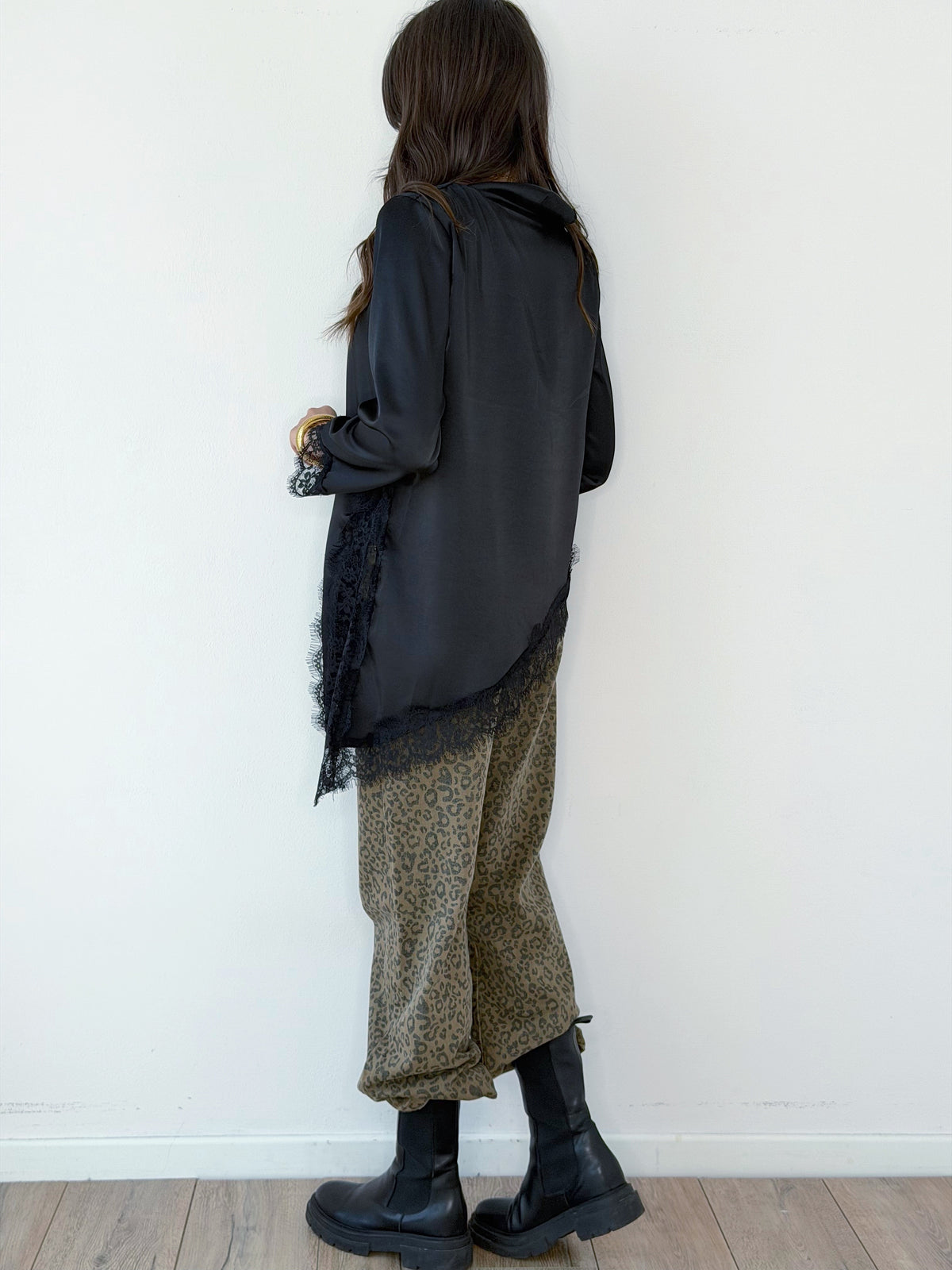 LONGSLEEVE ASSIMETRICA IN RASO CON PIZZO