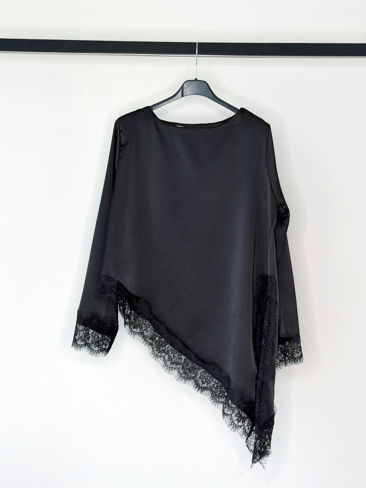 LONGSLEEVE ASSIMETRICA IN RASO CON PIZZO