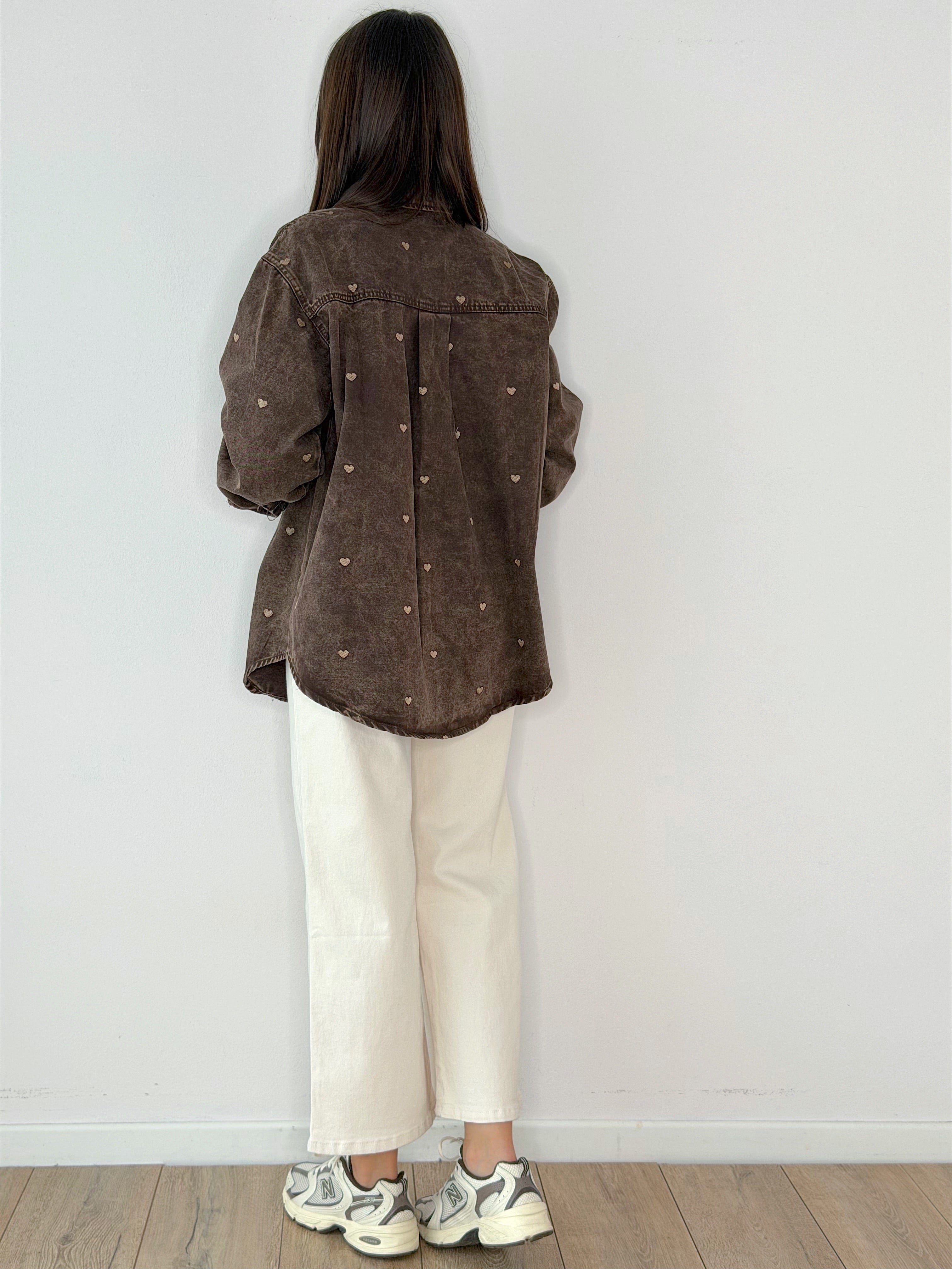 CAMICIONE IN DENIM MARRONE CON CUORI RICAMATI