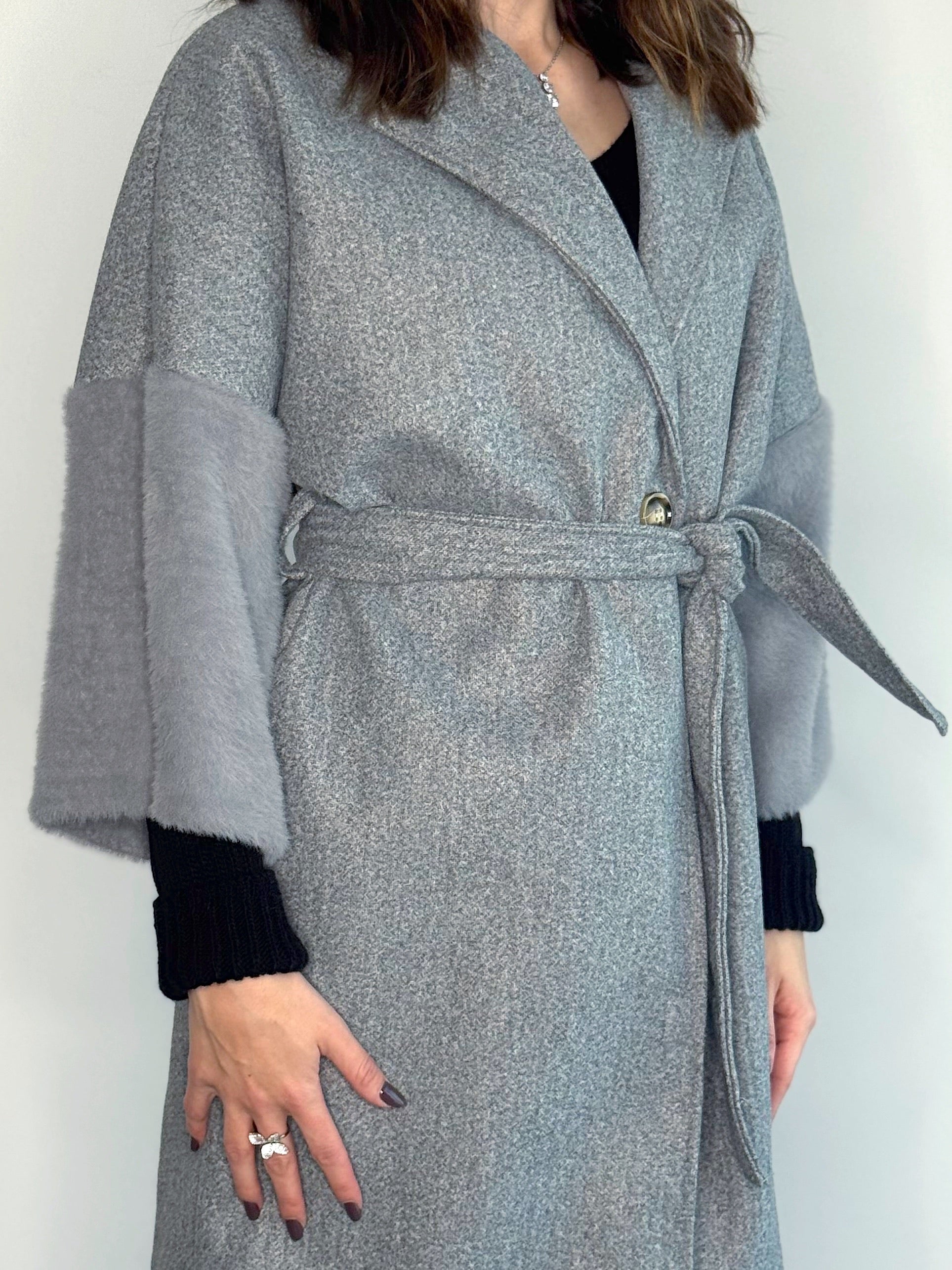 CAPPOTTINO CON MANICHE IN ECOPELLICCIA