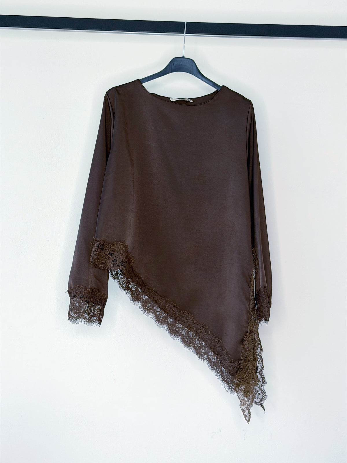 LONGSLEEVE ASSIMETRICA IN RASO CON PIZZO