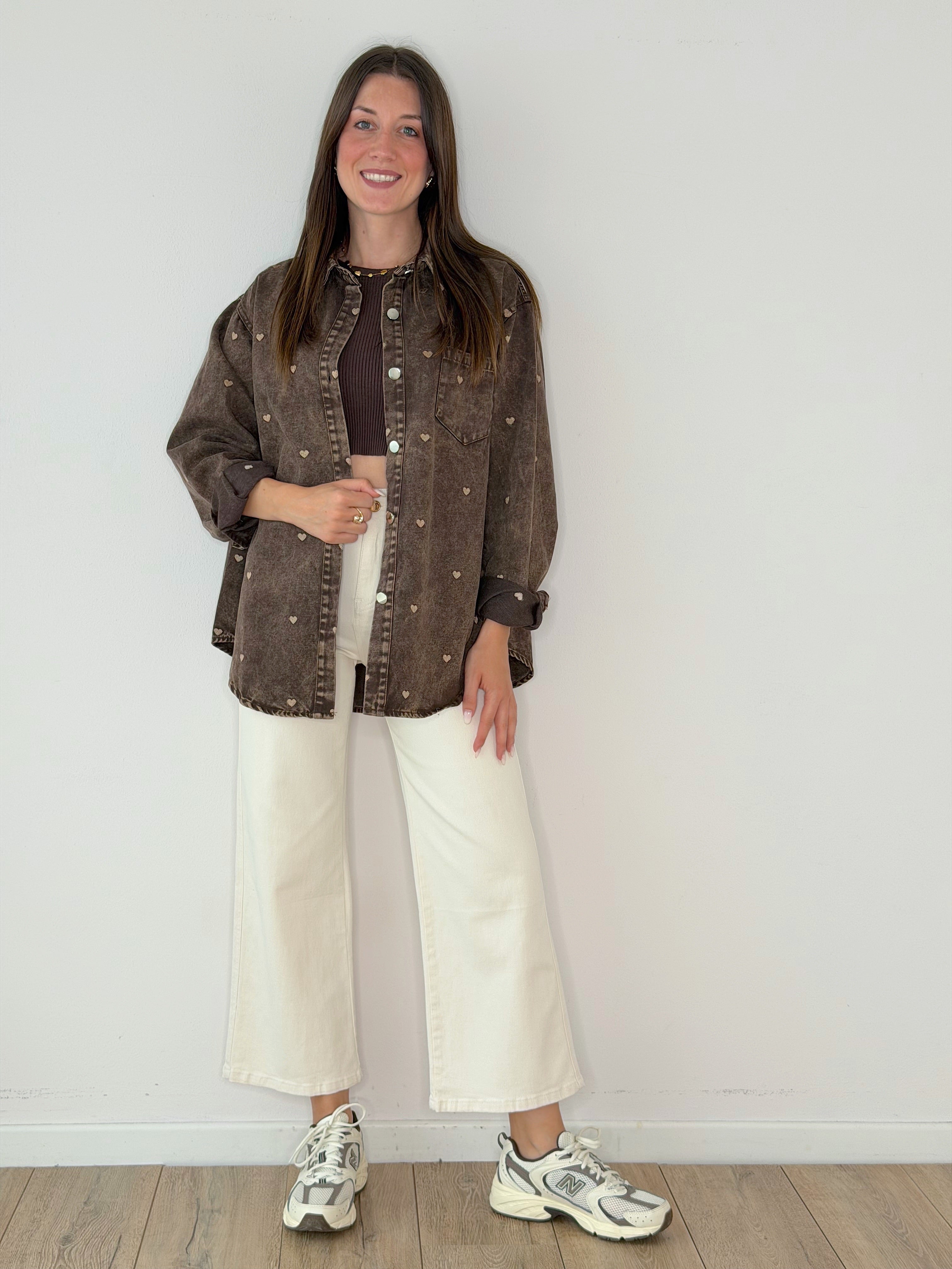 CAMICIONE IN DENIM MARRONE CON CUORI RICAMATI