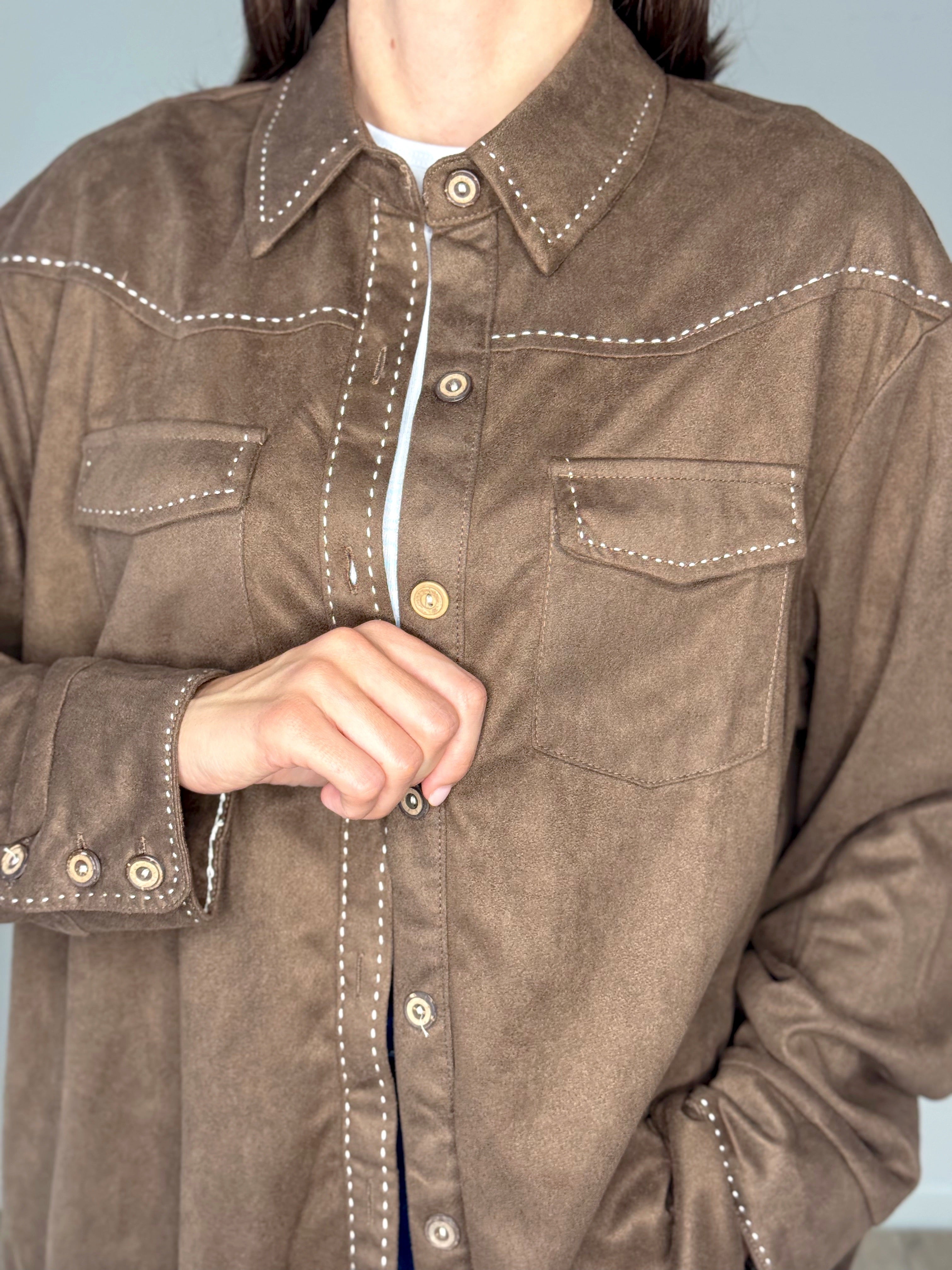 CAMICIA SUEDE MARRONE CON CUCITURE A CONTRASTO
