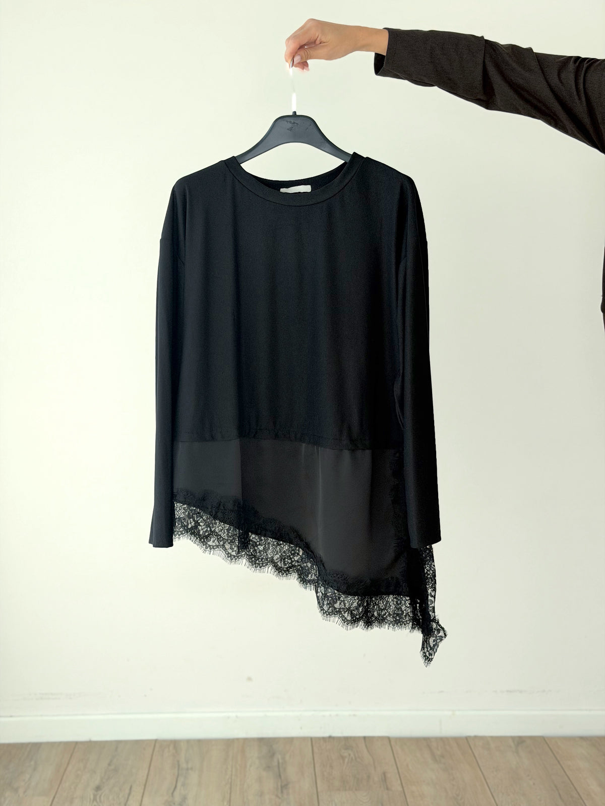 LONGSLEEVE ASSIMETRICA CON DETTAGLI IN RASO & PIZZO