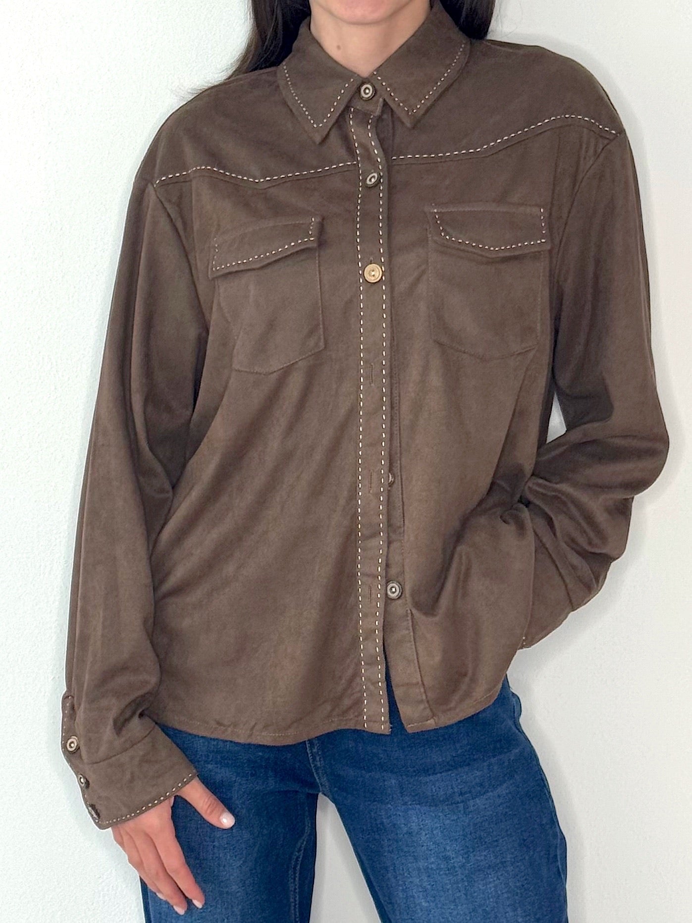 CAMICIA SUEDE MARRONE CON CUCITURE A CONTRASTO
