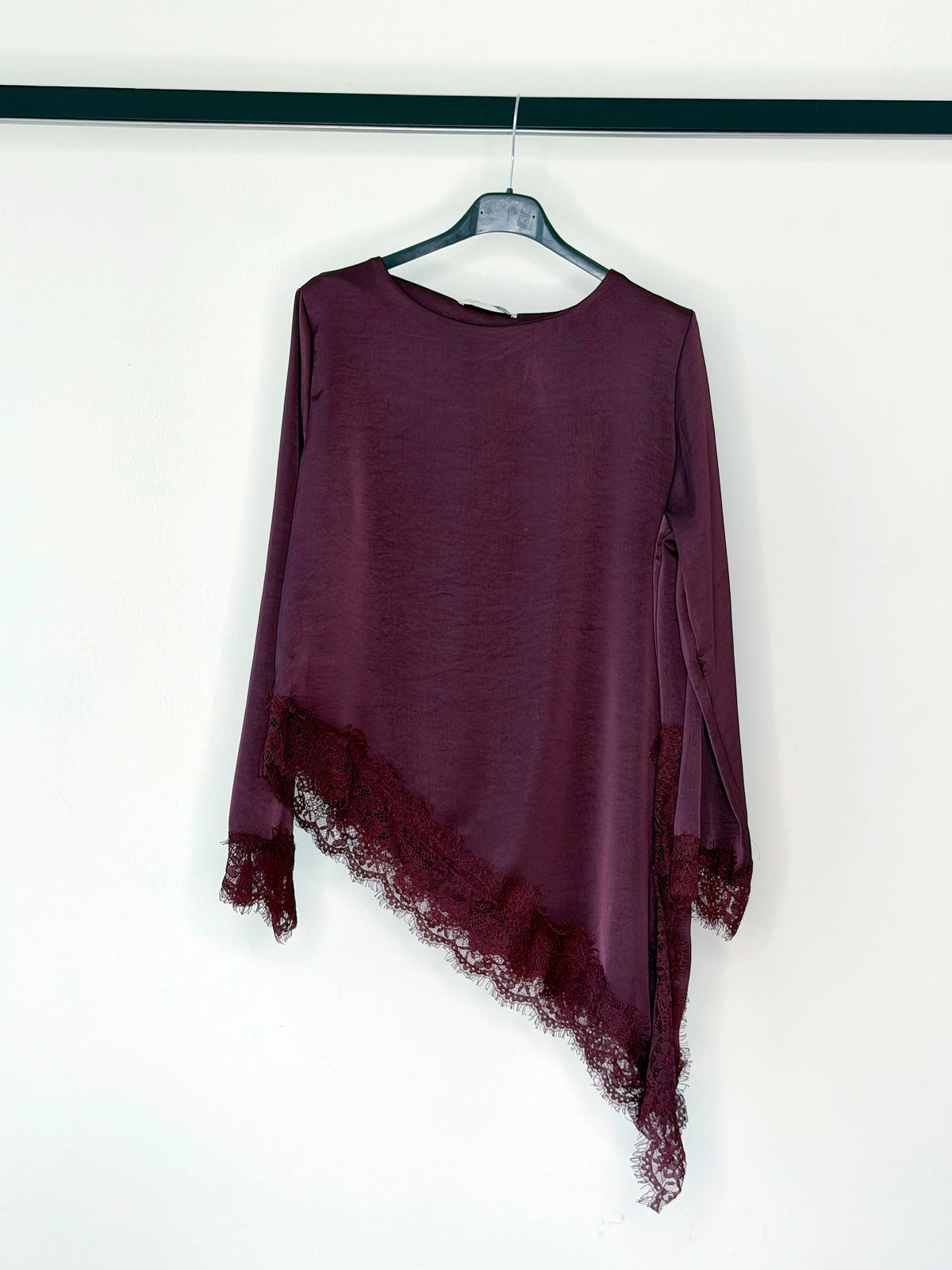 LONGSLEEVE ASSIMETRICA IN RASO CON PIZZO