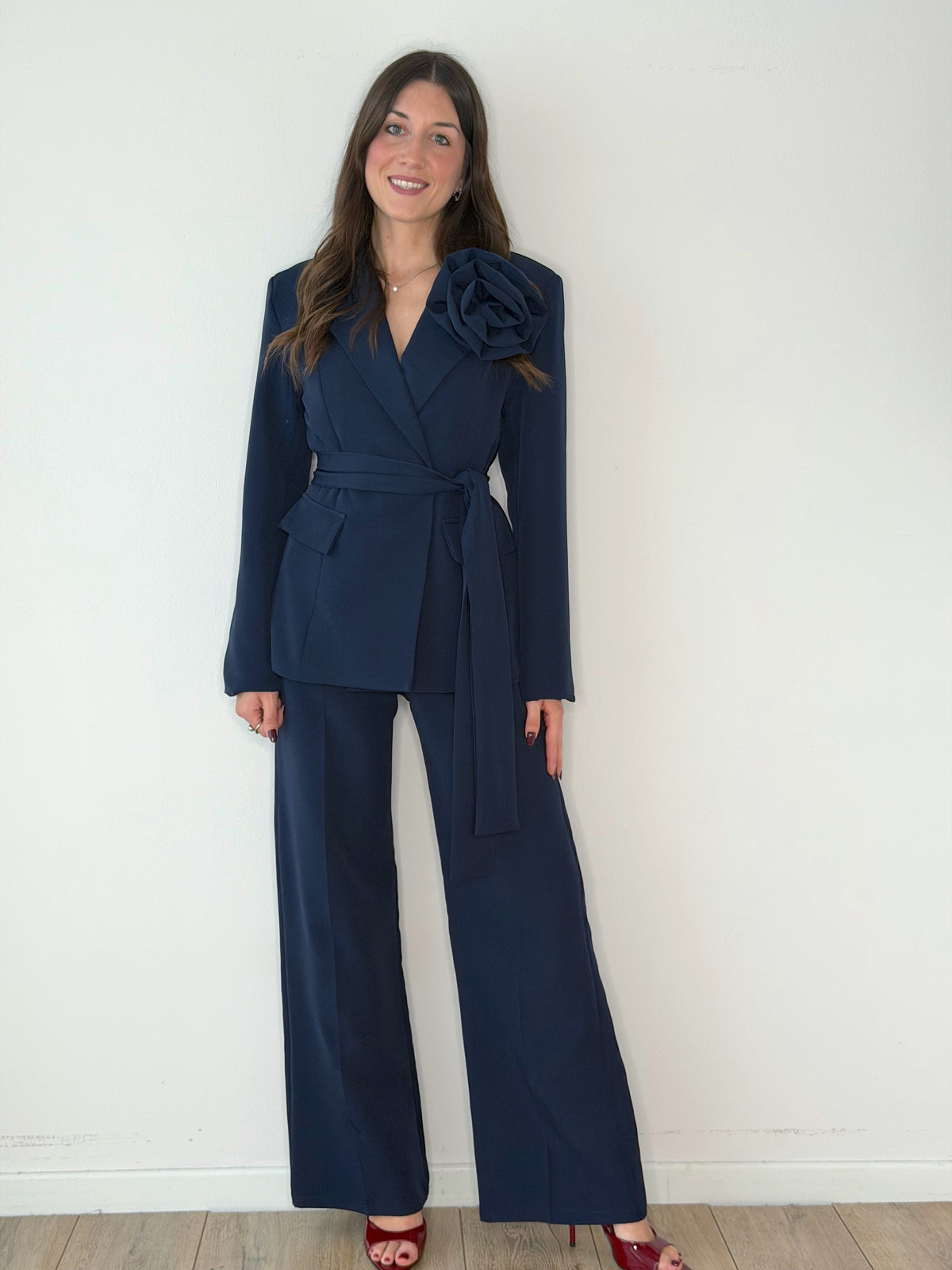 TAILLEUR BLU CON ROSA REMOVIBILE E CINTURA IN VITA
