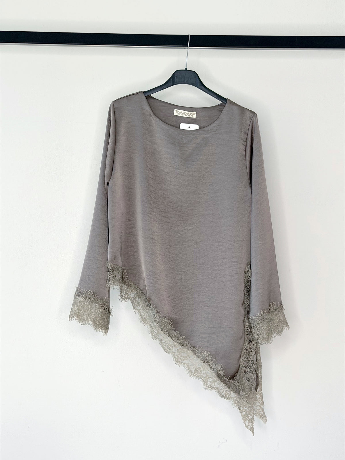 LONGSLEEVE ASSIMETRICA IN RASO CON PIZZO