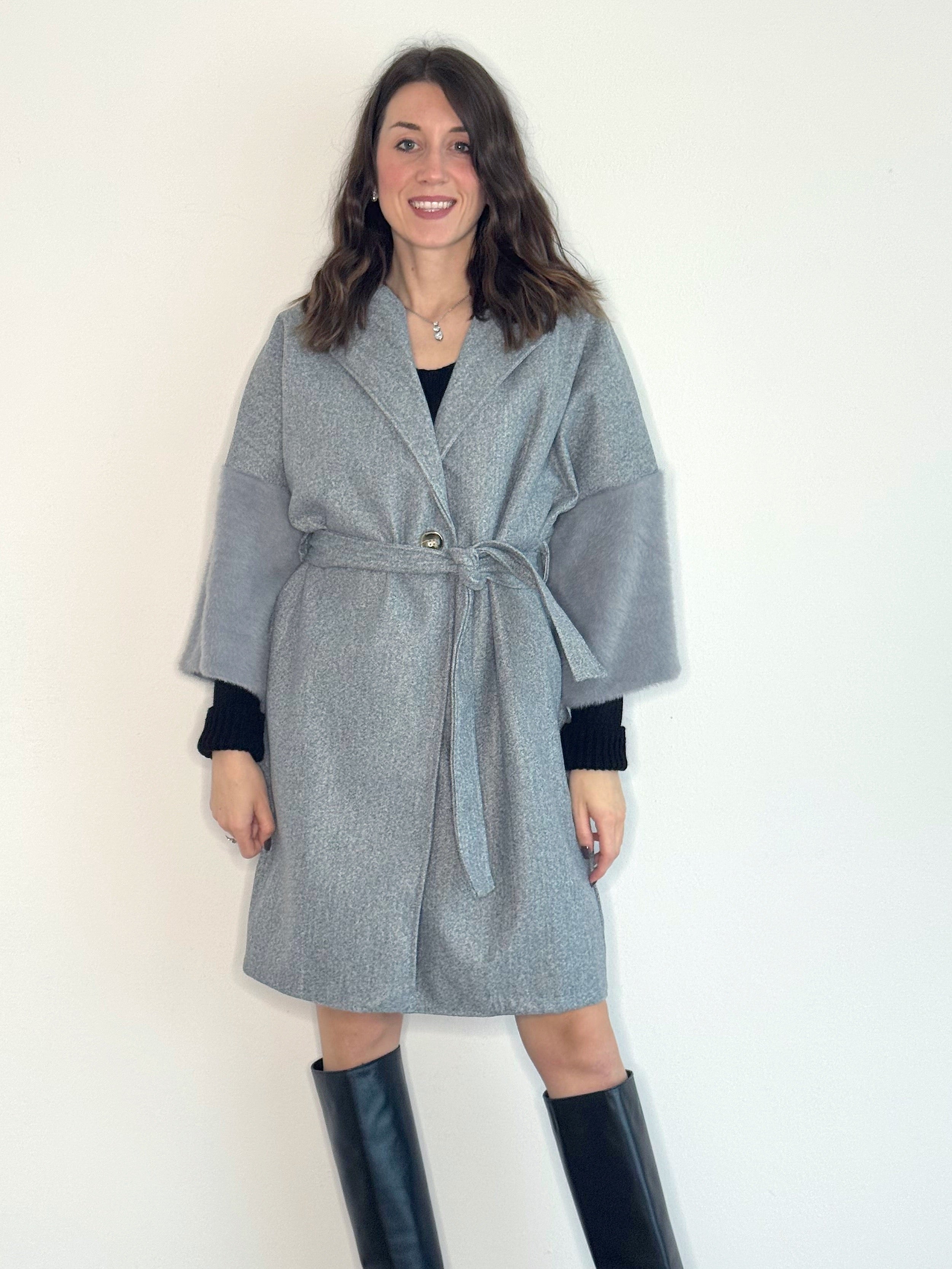 CAPPOTTINO CON MANICHE IN ECOPELLICCIA