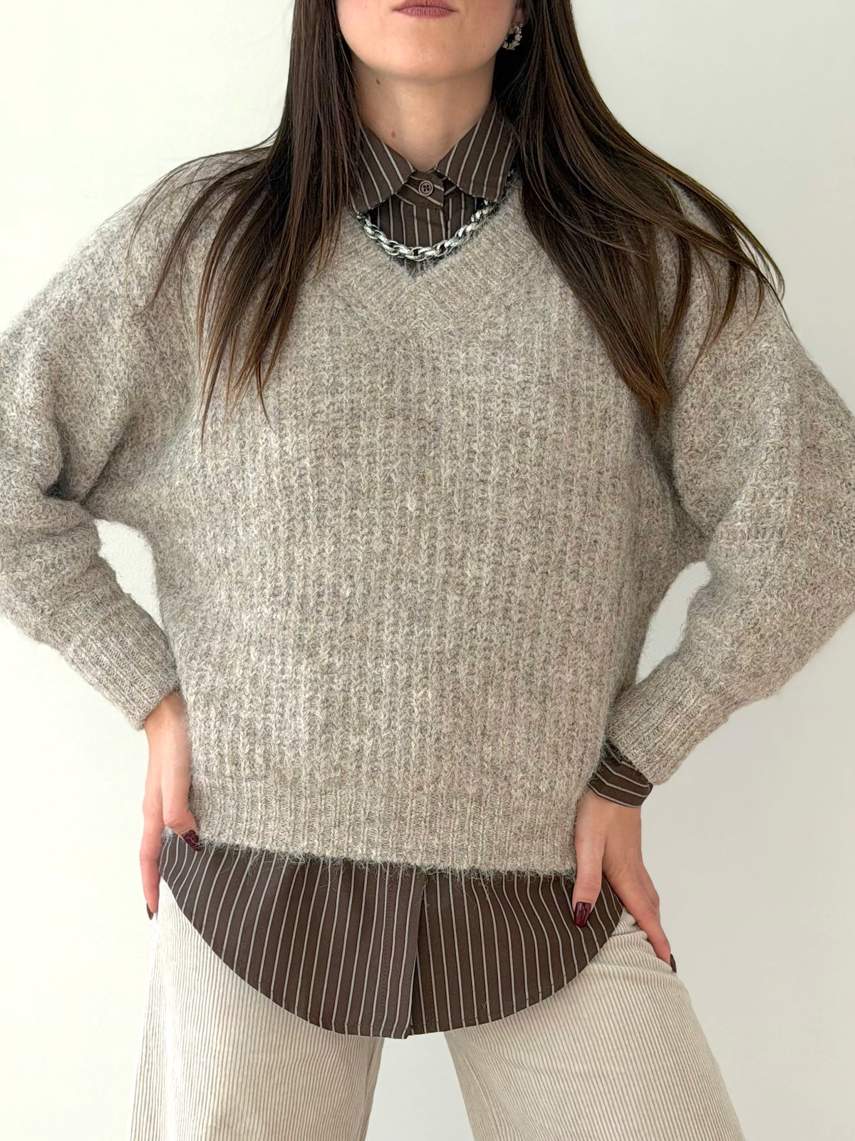 MAGLIONE CON SCOLLO A V ( 8% LANA )